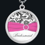 Colar Banhado A Prata Preto, Rosa, Damasco Branco, Ponta-Mata<br><div class="desc">Este colar de Bridesmaid, preto e branco na moda, com uma fita falso fuchsia e joias seria uma recordação especial para todas as senhoras na sua festa de casamento. Mude a palavra "Bridesmaid" para o nome deles, ou para o que você quiser lá. Envie um e-mail para niteowlstudio@gmail.com se precisar...</div>