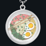 Colar Banhado A Prata Ramen Noodles Bowl Restaurante de Comida japonês F<br><div class="desc">Design apresenta uma ilustração original de uma tigela quente a vapor de macarrão-homem delicioso com carne de porco, milho, ovos, chocolate e cebolas verdes. Perfeito para qualquer amante ou fã da comida japonesa! Este compro conta também com muita coordenação dos produtos alimentares! Não vê exatamente o que está procurando? Entre...</div>