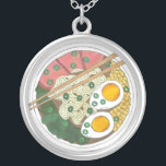 Colar Banhado A Prata Ramen Noodles Bowl Restaurante de Comida japonês F<br><div class="desc">Design apresenta uma ilustração original de uma tigela quente a vapor de macarrão-homem delicioso com carne de porco, milho, ovos, chocolate e cebolas verdes. Perfeito para qualquer amante ou fã da comida japonesa! Este compro conta também com muita coordenação dos produtos alimentares! Não vê exatamente o que está procurando? Entre...</div>