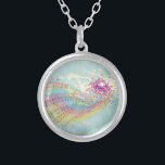Colar Banhado A Prata Retro Rainbow e Music Notes em uma Textura Shabby<br><div class="desc">Esta emocionante imagem temática musical é um design retrógrado engraçado de um arco-íris de cor pastel com notas musicais escuras e multicoloridas em pedaços de partituras que explodem para fora. Borboletas e placas de tinta parecem explodir a partir do centro. O fundo é um verde escuro esmaecido, estilo de vintage,...</div>