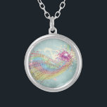 Colar Banhado A Prata Retro Rainbow e Music Notes em uma Textura Shabby<br><div class="desc">Esta emocionante imagem temática musical é um design retrógrado engraçado de um arco-íris de cor pastel com notas musicais escuras e multicoloridas em pedaços de partituras que explodem para fora. Borboletas e placas de tinta parecem explodir a partir do centro. O fundo é um verde escuro esmaecido, estilo de vintage,...</div>