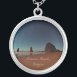 Colar Banhado A Prata Rock Haystack do Oregon Beach<br><div class="desc">Cannon Beach Oregon Haystack Rock,  fotografia de praia linda com estrelas sobre o oceano.</div>