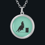 Colar Banhado A Prata Rodeo Theme Cowgirl Barrel Racing Silhouette<br><div class="desc">Silhueta de um barril de galinha atlética correndo com seu cavalo. Impressionante ilustração de ação rodeada. O fundo é uma cor verde da menta. Excelente para fãs de rodeios e amantes de cavalos.</div>
