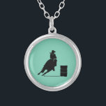 Colar Banhado A Prata Rodeo Theme Cowgirl Barrel Racing Silhouette<br><div class="desc">Silhueta de um barril de galinha atlética correndo com seu cavalo. Impressionante ilustração de ação rodeada. O fundo é uma cor verde da menta. Excelente para fãs de rodeios e amantes de cavalos.</div>