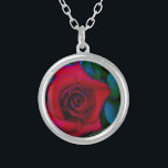 Colar Banhado A Prata Rosas vermelhas com tons azuis<br><div class="desc">Rosas vermelhas com tons azuis Rosa vermelha Linda rosa vermelha em segundo plano lida para personalizar com seu texto. Excelente para qualquer amante de rosa. Foto de Sandy Closs, tirada no lago Arrohead. "rosa vermelha""rosas vermelhas""rosa rosa rosa""rosas cor-de-rosa""casamentos""presente de amor""flor vermelha""flores vermelhas" rosa vermelho azul vermelho rosa "presentes com rosas"...</div>