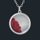Colar Banhado A Prata Rosas vermelhas contra o céu azul brilhante<br><div class="desc">Rosas vermelhas Contra uma Foto Brilhante do Céu Azul por Sandy Closs,  tirada no lago Arrohead. "rosa vermelha""rosas vermelhas""rosa rosa rosa""rosas cor-de-rosa""casamentos""presente de amor""flor vermelha""flores vermelhas" rosa vermelho azul vermelho rosa "presentes com rosas"</div>