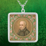 Colar Banhado A Prata Rua. Ignatius Loyola (BK 050)<br><div class="desc">Ignatius Loyola (1491-1556) foi fundador e primeiro Superior-General da Sociedade de Jesus (Jesuítas). Nesta rotunda, Rua, Ignatius é o estilo jesuíta. Ele veste um simples cassete preto, presumivelmente embrulhado e cincado na cintura não abotoada pela frente, e uma capa preta colorida. No seu peito, o Santo veste um Christograma, o...</div>