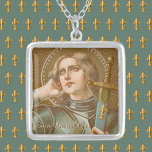 Colar Banhado A Prata Rua. Joan of Arc (JM 28)<br><div class="desc">Joana d'Arc, a Maid de Orleans, é santo paternalista de mulheres que servem no exército. Nessa representação, sua carreira militar é enfatizada. A Joan está presa na armadura contemporânea da placa do século 15 e ombe uma espada numa espada ornamentada com pulgas di lis. O fêmur di lis, uma líbia...</div>