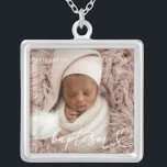 Colar Banhado A Prata Santa Batismo Elegante Foto Do Bebê Do Coração Chi<br><div class="desc">Essa design simples e moderna é composta por tipografia de serifa e adiciona uma foto personalizada,  adiciona nome de bebê e mês e ano de batismo</div>