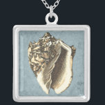 Colar Banhado A Prata Shell Conch Stonewash<br><div class="desc">Obtenha esta imagem exclusiva de conch seashell em forma de pedra no seu próximo produto. Este incrível fundo azul com um Conch bronzeado vai parecer excelente em qualquer coisa. Leve a praia com você para onde quer que vá.</div>