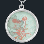 Colar Banhado A Prata Silhueta de Flores Vermelhas em Fundo Teal<br><div class="desc">Três flores vermelhas contrastam com um fundo especial nesta pintura de Megan Meagher. Uma silhueta de outra flor se inclina da esquerda da impressão. Uma peça simples com muita coisa acontecendo. Isso seria um belo presente para um amigo ou amado que gosta de arte!</div>