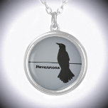 Colar Banhado A Prata Silhuette Black Raven Personalizável<br><div class="desc">Esta cinza dramática e colar pingente preto mostra a silhueta de um Raven solitário pregado em um fio contra um céu de cinza. Ele cita O Raven Nunca Mais, mas pode ser personalizado com um Nome. Ao longo da história e das culturas mundiais, o corvo encontra-se em lore, mitologia e...</div>