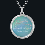 Colar Banhado A Prata Símbolo Aqua Infinity Sinal Infinite de Amor Brilh<br><div class="desc">COR PALETTE: azul-aqua e azul-céu com toques arco-íris. DESIGN COLLECTION: Correspondendo ao conjunto de convites de casamento do mesmo nome. Perfeito para primavera ou casamentos no inverno com suas luzes brilhantes, cintilantes e cintilantes brilham de joias graficamente criadas num moderno motif Infinity Sign. Um Shimmer de luz arco-íris ilumina o...</div>