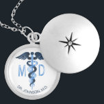 Colar Banhado A Prata Símbolo Médico Caduceus - Personalizado<br><div class="desc">Símbolo Médico Personalizado Caduceus Necklace pronto para você personalizar. ✔ Nota: Nem todas as áreas de modelo precisam ser alteradas. 📌 Se você precisar de mais personalização, clique no botão "Clique para Personalizar mais" ou "Personalizar ou Editar Design" e use nossa ferramenta design para redimensionar, girar, alterar a cor do...</div>