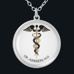 Colar Banhado A Prata Símbolo Médico Personalizado Caduceus - Dourado<br><div class="desc">Símbolo Médico Personalizado Caduceus Necklace pronto para você personalizar. ✔ Nota: Nem todas as áreas de modelo precisam ser alteradas. 📌 Se você precisar de mais personalização, clique no botão "Clique para Personalizar mais" ou "Personalizar ou Editar Design" e use nossa ferramenta design para redimensionar, girar, alterar a cor do...</div>