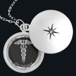 Colar Banhado A Prata Símbolo médico prateado Caduceus - Personalizado<br><div class="desc">Enfermeiro Personalizado/Símbolo Médico Caduceus Silver Necklace pronto para personalizar. ✔ Nota: Nem todas as áreas de modelo precisam ser alteradas. 📌 Se você precisar de mais personalização, clique no botão "Clique para Personalizar mais" ou "Personalizar ou Editar Design" e use nossa ferramenta design para redimensionar, girar, alterar a cor do...</div>