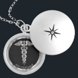 Colar Banhado A Prata Símbolo médico prateado Caduceus - Personalizado<br><div class="desc">Enfermeiro Personalizado/Símbolo Médico Caduceus Silver Necklace pronto para personalizar. ✔ Nota: Nem todas as áreas de modelo precisam ser alteradas. 📌 Se você precisar de mais personalização, clique no botão "Clique para Personalizar mais" ou "Personalizar ou Editar Design" e use nossa ferramenta design para redimensionar, girar, alterar a cor do...</div>