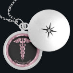 Colar Banhado A Prata Símbolo Médico Rosa Caduceus - Bloqueio Personaliz<br><div class="desc">Enfermeiro Personalizado / Símbolo Médico Caduceus Colar Rosa pronto para personalizar. ✔ Nota: Nem todas as áreas de modelo precisam ser alteradas. 📌 Se você precisar de mais personalização, clique no botão "Clique para Personalizar mais" ou "Personalizar ou Editar Design" e use nossa ferramenta design para redimensionar, girar, alterar a...</div>