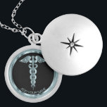 Colar Banhado A Prata Símbolo médico teal Caduceus - Personalizado<br><div class="desc">Enfermeiro Personalizado/Símbolo Médico Caduceus Colar Teal pronto para personalizar. ✔ Nota: Nem todas as áreas de modelo precisam ser alteradas. 📌 Se você precisar de mais personalização, clique no botão "Clique para Personalizar mais" ou "Personalizar ou Editar Design" e use nossa ferramenta design para redimensionar, girar, alterar a cor do...</div>