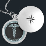 Colar Banhado A Prata Símbolo médico teal Caduceus - Personalizado<br><div class="desc">Enfermeiro Personalizado/Símbolo Médico Caduceus Colar Teal pronto para personalizar. ✔ Nota: Nem todas as áreas de modelo precisam ser alteradas. 📌 Se você precisar de mais personalização, clique no botão "Clique para Personalizar mais" ou "Personalizar ou Editar Design" e use nossa ferramenta design para redimensionar, girar, alterar a cor do...</div>