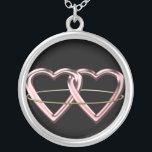 Colar Banhado A Prata Símbolo pagão do casamento<br><div class="desc">Dois corações cor-de-rosa cercados por um anel dourado,  pelo amor de simbolização cor-de-rosa da cor,  pelo romance,  pela harmonia da honra e pela amizade. O círculo que liga os dois corações junto. Camisas e presentes pagãos do símbolo T do casamento.</div>
