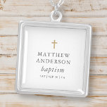 Colar Banhado A Prata Simples e Moderno Batismo De Bebê Cruzado Elegante<br><div class="desc">Design é composto por uma simples tipografia com sans serif e serif font.</div>