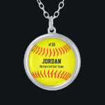 Colar Banhado A Prata Softball feito sob encomenda com nome do jogador,<br><div class="desc">Esta colar bonito caracteriza um softball amarelo com nome do seu jogador,  número e nome da equipe.  Um presente perfeito da lembrança para seu jogador favorito!  Verifique para fora nossos outros presentes temáticos do softball clicando no logotipo de Colorfulgalshop abaixo.</div>