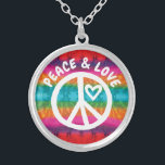 Colar Banhado A Prata Stripes de Cordas de Paz e Amor<br><div class="desc">Mostre alguma paz e amor com este sinal branco de paz e forma cardíaca com o texto "Paz e Amor". O fundo é uma faixa colorida com estilos de gravata num arco-íris de cores,  incluindo vermelho,  rosa,  verde,  azul,  roxo,  laranja e amarelo.</div>