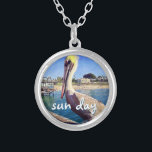 Colar Banhado A Prata Sun Day Ocean Beach Pier Pelican Bird Fotografia C<br><div class="desc">"Dia do Sol." Este pelicano feliz e giro tocando em um trem, olhando para um gritar de praia da Califórnia "pronto para férias". Volte para a brisa quente sempre que vestir este colar de encanto colorido da fotografia. Esse colar vem em pequenos, médios e grandes tamanhos, assim como formas quadradas...</div>