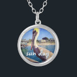 Colar Banhado A Prata Sun Day Ocean Beach Pier Pelican Bird Fotografia C<br><div class="desc">"Dia do Sol." Este pelicano feliz e giro tocando em um trem, olhando para um gritar de praia da Califórnia "pronto para férias". Volte para a brisa quente sempre que vestir este colar de encanto colorido da fotografia. Esse colar vem em pequenos, médios e grandes tamanhos, assim como formas quadradas...</div>