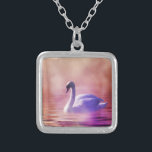 Colar Banhado A Prata Swan Branco flutuando num lago névoo<br><div class="desc">Uma encantadora imagem de conto de fadas. Foto romântica macia de um cisne branco em luz roxa nadando em um lago magra. Púrpuras e pinças coloridas criam um humor mágico místico.</div>
