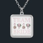 Colar Banhado A Prata TEAM BRIDE Rosa Rosa Rosa Rosa Casada Bridesmaid N<br><div class="desc">O Necklace apresenta uma ilustração original de uma linha de ilustrações com tema de casamento,  incluindo um boutonniere e um bouquet de rosa,  com TEAM BRIDE numa fonte divertida. Uma dama de excelente/festa noiva!</div>