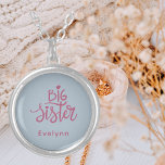 Colar Banhado A Prata Tendência Na moda "Big Sister" Monograma Rosa e Pr<br><div class="desc">Anuncie a irmã mais velha na sua vida ou "irmã mais velha" com este colar estético e moderno. Um bonito guião cor-de-rosa numa prata. Um presente perfeito para uma garota prestes a se tornar irmã ou irmã que já cumpriu esse papel por muito tempo! Personalize este colar com um nome....</div>
