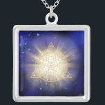 Colar Banhado A Prata *~* Totem de Ouro Ocular - Raios Luzes Geométricos<br><div class="desc">JOIAS Quadradas COM INTENÇÃO (R) - Joias Energeticamente Melhoradas. Triângulo Geométrico Sagrado Mandala e 3º Olho mais feixes de luz e energia. Como curador de energia espiritual a distância profissional desde 2001, aprendi, desenvolvi e utilizei o poder da intenção de cura de energia. Todo meu judeu com intenção (R) carregar...</div>