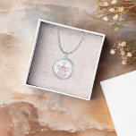 Colar Banhado A Prata Traje de Bridesmaid Rosa Personalizado<br><div class="desc">Surpreenda suas madrinhas com um presente de madrinha de casamento, apresentando um roteiro elegante de caligrafia e joias de guardião que elas vão apreciar para sempre. Projetada para ela a partir da noiva, esta lembrança de festa noiva apresenta um vestido cor-de-água rosa bonito com tipografia de na moda para um...</div>