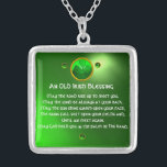 Colar Banhado A Prata Uma Velho Bênção Irlandesa<br><div class="desc">Elegante, única joia celta de ouro com uma pedra esmeralda e uma pedra de xamrock com uma antiga dentro de oração irlandesa para o Santo do Dia do Paddy (, Rua. Patty ). Gemstones tridimensionais vibrantes e modelagem design, 3D muito precisa e renderização por parte da Búlgara Lumini (c).Parte da...</div>