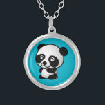 Colar Banhado A Prata Urso-panda branco e preto<br><div class="desc">Uma ilustração bonita e adorável de um urso panda preto e branco sentado e parecendo feliz,  amigável e amoroso. Fundo azul turquesa.</div>