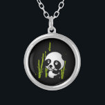 Colar Banhado A Prata Urso panda branco e preto num pomar de bambu.<br><div class="desc">Que bela e adorável ilustração de um urso panda preto e branco sentado entre as pedras verdes de bambu em um pequeno bosque,  parecendo feliz,  amigável e amoroso. O fundo negro realmente faz essa pop panda pequena!</div>