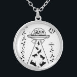 Colar Banhado A Prata Vacas em uma nave OVNI<br><div class="desc">Uma ilustração engraçada de vacas pilotando um OVNI. Esta nave espacial está resgatando vacas de fazendas na Terra. Um design de teoria da conspiração engraçado. A ilustração é preto e branco.</div>