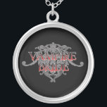 Colar Banhado A Prata Vamire Bride Necklace<br><div class="desc">Que visto elegante morto... . a um Vamire Wedding Elegante ornamentos góticos Elegantes com "Vampiro Bride" e "Vampiro Groom" em letras negras com realces vermelhos de excelente para aqueles amantes vampiros que tomam o mergulho "final" ou para o seu próprio Casamento Vampiro.</div>