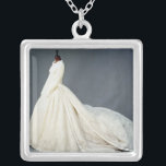 Colar Banhado A Prata Vestido de casamento de Katharine Worsley<br><div class="desc">Vestido de casamento da escola inglesa de Katharine Worsley,  duquesa de Kent,  1961 situados no Victoria & museu de Albert,  Londres,  Reino Unido. O vestido de casamento de Katharine Worsley,  duquesa de Kent,  1961 era por volta de 1961 ANÚNCIO criado.</div>