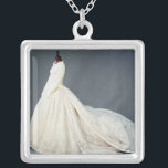 Colar Banhado A Prata Vestido de casamento de Katharine Worsley<br><div class="desc">Vestido de casamento da escola inglesa de Katharine Worsley,  duquesa de Kent,  1961 situados no Victoria & museu de Albert,  Londres,  Reino Unido. O vestido de casamento de Katharine Worsley,  duquesa de Kent,  1961 era por volta de 1961 ANÚNCIO criado.</div>