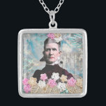 Colar Banhado A Prata Victorian Lady Necklace<br><div class="desc">Este adorável colar será certamente um começo de conversa! Você pode dizer que é seu excelente,  vovó excelente! Reproduzido a partir da minha arte mestiça,  este colar vai inspirar e deliciar.</div>