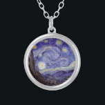 Colar Banhado A Prata Vincent Van Gogh Starry Night Vintage Fine Art<br><div class="desc">Vincent van Gogh Starry Night Fine Art Painting Starry Night Starry Night é uma pintura do artista poste-impressionista holandês Vincent van Gogh. O céu azul à noite está cheio de nuvens, estrelas e uma lua crescente brilhante. A Noite Estrelada é a única noturna na série de visões da janela do...</div>