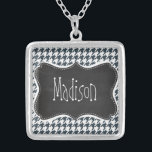 Colar Banhado A Prata Vintage Chalkboard look Charcarbonolor Houndstooth<br><div class="desc">Você vai adorar este design de quadro-negro bonito, elegante e vintage com o design de padrão de Houndstooth de Cor de Carvão! Convidamos vocês para nossa loja, Compro Chá de panela, para ver este design de quadro negro legal em muitos mais produtos personalizáveis excelentes, incluindo botões de noiva feminina, selos...</div>