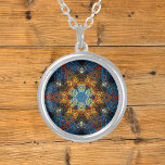 Colar Banhado A Prata Weave Mandala Blue Yellow e Red<br><div class="desc">Esta mandala funky apresenta azul,  amarelo e vermelho em um estilo de tecelagem cesta. Imagens psicodélicas para o hippie moderno ou para qualquer pessoa que ame cores ranzinza.</div>