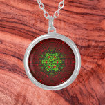 Colar Banhado A Prata Weave Mandala Red e Green<br><div class="desc">Esta mandala funky apresenta vermelho e verde no estilo de tecelagem cesta. Imagens psicodélicas para o hippie moderno ou para qualquer pessoa que ame cores ranzinza.</div>