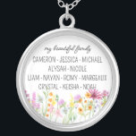 Colar Banhado A Prata Wildflower Minha Bela Família com Nomes<br><div class="desc">Bonito colar de flor silvestre personalizado com seu texto personalizado, como "minha linda família" e os primeiros nomes de seus filhos, sogros e/ou netos. O design apresenta delicadas flores silvestres de coloração aquosa de campo, cor rosa, laranja e amarela. Ela é escrita com escrita casual moderna e tipografia química. Sinta-se...</div>