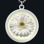 Colar branca da margarida do Gerbera<br><div class="desc">Uma colar que caracteriza um fim acima da imagem de uma margarida do gerbera.</div>