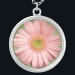 Colar cor-de-rosa do Gerbera<br><div class="desc">Um gerbera bonito em um muito claro - pique e um olho verde macio faz a isto um pendente bonito da colar. Um presente lindo para uma mulher ou um adolescente.</div>